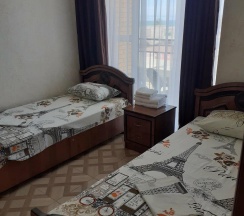 Комната улучшенная с 2 односпальными и 1 двуспальной кроватью в Кристалл