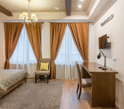 Джуниор Cюит в Welcome House