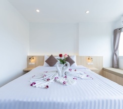 Двухместный номер Deluxe с балконом двуспальная кровать в La Vista Patong Hotel