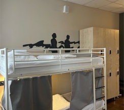 Шестиместный номер с душевой комнатой в Кино хостел на Выборгской