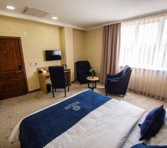 Двухместный номер Comfort с видом на город двуспальная кровать в Rayan Hotel Osh