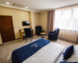 Двухместный номер Comfort с видом на город двуспальная кровать в Rayan Hotel Osh