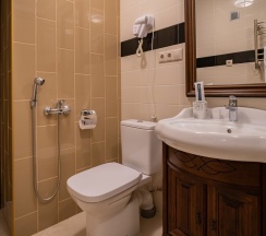 Двухместный полулюкс (Главный корпус) с 2 комнатами с балконом двуспальная кровать в Литфонд