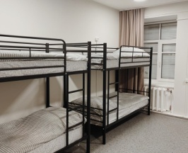 Кровать в женском 8-местном номере в Moss hotel