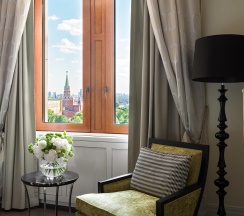 Номер люкс делюкс с 1 двуспальной кроватью в Four Seasons Hotel Moscow