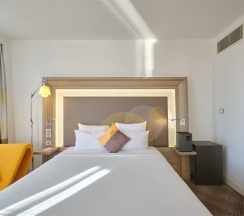 Номер Suite с двуспальной кроватью и диваном в Novotel Krasnoyarsk center