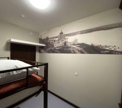 Кровать в 2-местном общем номере №3 в Стрежень