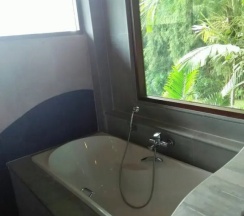 Двухместная вилла с красивым видом из окна двуспальная кровать в Bura Resort, Chiang Rai