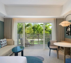 Двухместный номер Premium Deluxe с видом на бассейн двуспальная кровать в Centara Karon Resort Phuket