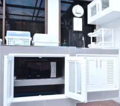 Кровать в общем номере с балконом и с красивым видом из окна в Early Bird Hostel Ayutthaya