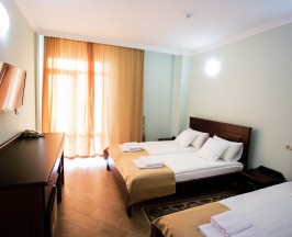 Трёхместный номер Comfort с балконом в Акра