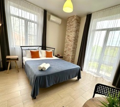 Двухместный люкс с балконом и с красивым видом из окна двуспальная кровать в Людмила