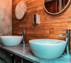 Кровать в 6-местном общем номере в Юсенги