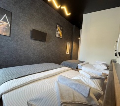 Трехместный номер с кроватью размера "King-size" и односпальной кроватью в THouse