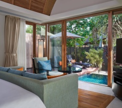 Двухместная вилла c 1 комнатой с видом на сад двуспальная кровать в Renaissance Phuket Resort & Spa