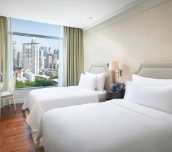 Люкс с 3 комнатами с видом на парк в Oriental Residence Bangkok