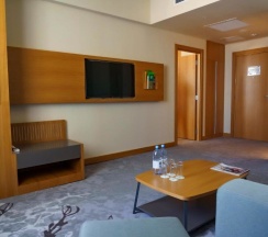 Двухместный люкс с красивым видом из окна двуспальная кровать в Holiday Inn Aktau-Seaside