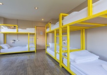 Кровать в общем номере с красивым видом из окна в Chang Chang Hostel