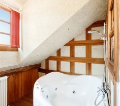 Двухкомнатный люкс «Славия» с сауной и джакузи в Old Estate Hotel&SPA