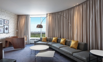 НОМЕР КАТЕГОРИИ ПОЛУЛЮКС С БОЛЬШОЙ КРОВАТЬЮ (KING SIZE) в Hilton Saint Petersburg ExpoForum