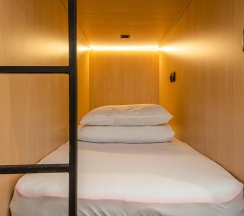 Кровать в 8-местном общем номере (общие удобства) в A4 capsules