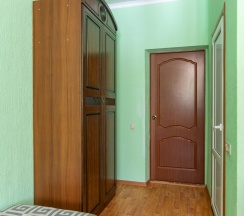 Номер комфорт стандарт с 1 односпальной и 2 двуспальными кроватями в Семейный