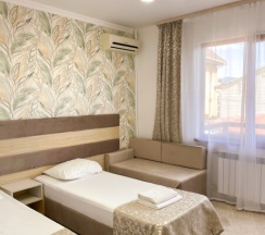 Номер с двумя односпальными кроватями и балконом в Киви