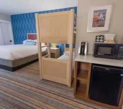 Четырёхместный номер в Howard Johnson by Wyndham Anaheim Hotel and Water Playground