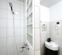 Семейный номер с мини-кухней и собственной ванной комнатой “Джоан” в Bookcase Hotel&Hostel