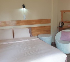 Двухместный номер Standard с видом на сад двуспальная кровать в Little Guest House Hotel