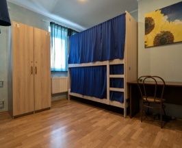 Кровать в восьмиместном номере в Maestro Hostel