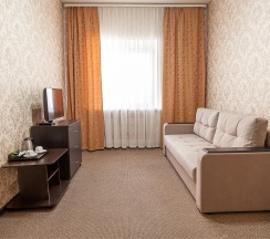 Двухкомнатный люкс с двуспальной кроватью в Рем Отель