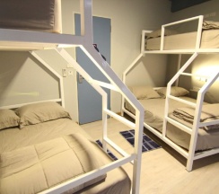 Кровать в общем номере в The Moon Hostel Hua Hin