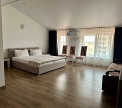 Семейный номер на троих-четверых гостей без балкона и видом во двор (корпус Б) в Оптимист