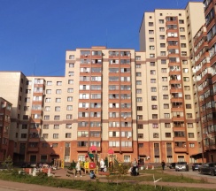 Трёхместные апартаменты с балконом и с красивым видом из окна в Апартаменты Премиум Студия