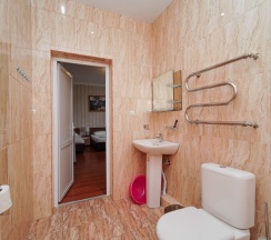 Трёхместная комната с тремя односпальными кроватями в Чайка