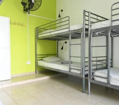 Кровать в общем номере с балконом и с красивым видом из окна в Lemongrass Hostel