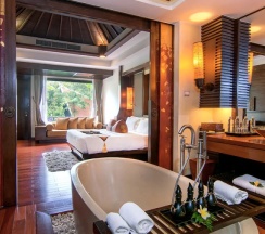 Двухместный номер с видом на джунгли двуспальная кровать в Marina Phuket Resort