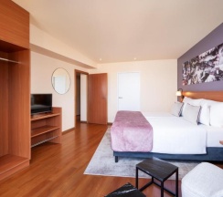 Трёхместный люкс в Leonardo Hotel Salzburg City Center