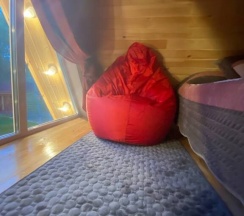 Двухместный семейный коттедж Мансарда с красивым видом из окна двуспальная кровать в А-фрейм дома