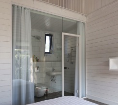 Однокомнатный с двуспальной кроватью и антресолью для сна детей в Blaga house design dacha