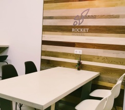 Кровать в общем 8-местном номере в Рокет