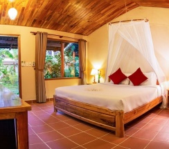 Двухместное бунгало Superior с видом на сад двуспальная кровать в La Casa Resort
