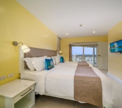 Люкс Luxury с 2 комнатами с балконом в Andaman Beach Suites Hotel