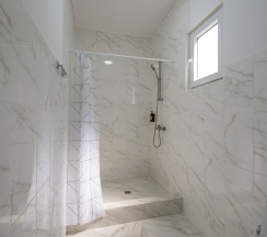 Шестиместный семейный люкс с балконом и с красивым видом из окна в Rodnik village&SPA