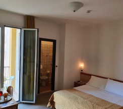 Двухместный номер Standard с частичным видом на море двуспальная кровать в Hotel Tilmar