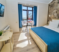 Студия Панорамная улучшенная с балконом, мини кухней и видом на город и море в Амбассадор