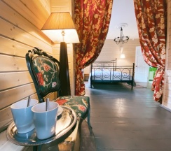 Красная с попугаями в River Villa