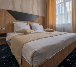 Стандартный семейный номер с 1 двуспальной кроватью и софой в Full House