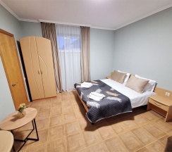 УЮТНЫЙ 11 ТРЕХМЕСТНЫЙ НОМЕР С ДВУСПАЛЬНОЙ КРОВАТЬЮ, ОДНОМЕСТНЫМ ДИВАН НА 3 ЭТАЖЕ в Цитрус